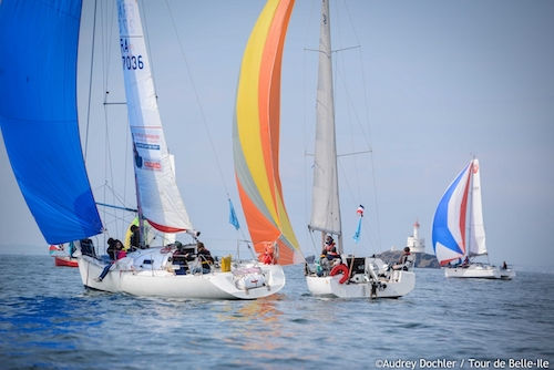 3 voiliers en mer